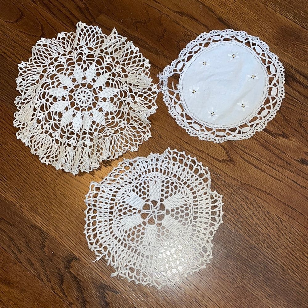 ‎3 Vtg white crochet doilies